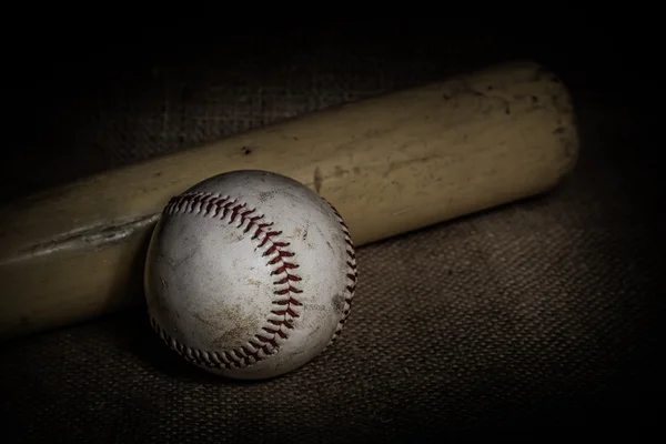 Beisebol e morcego em Burlap — Fotografia de Stock