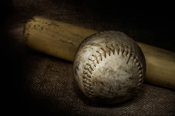 Softbol y Murciélago en Burlap — Foto de Stock