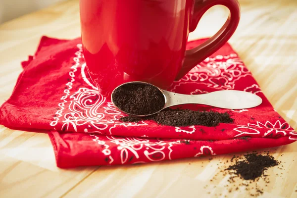 Rode koffie mok met servet en gronden — Stockfoto