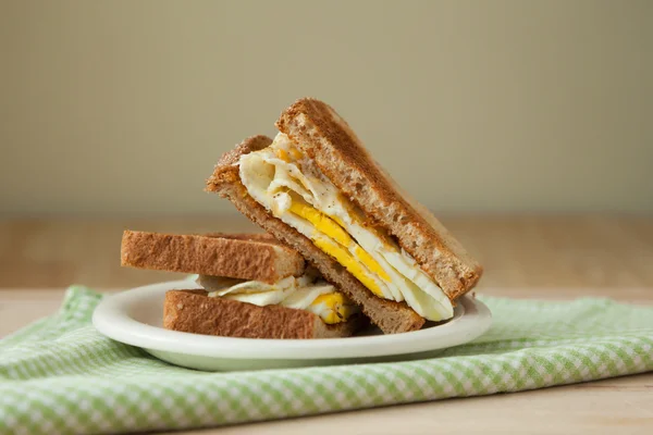 Sült tojásos szendvicset teljes kiőrlésű pirítóssal — Stock Fotó