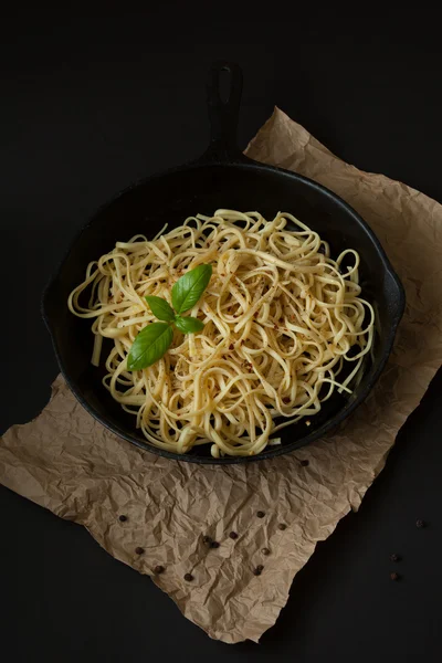 Linguine con albahaca en sartén de hierro fundido —  Fotos de Stock