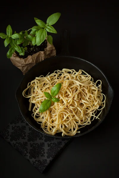 Linguine con albahaca en sartén de hierro fundido —  Fotos de Stock