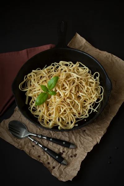 Linguine con albahaca en sartén de hierro fundido —  Fotos de Stock