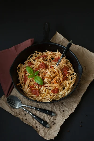 Linguina con Albahaca y Salsa Roja en Sartén de Hierro Fundido —  Fotos de Stock