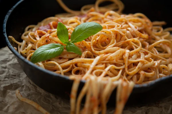 Linguina con Albahaca y Salsa Roja en Sartén de Hierro Fundido —  Fotos de Stock