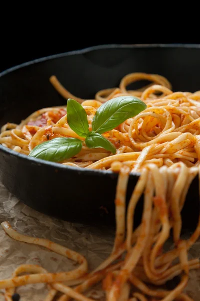 Linguina con Albahaca y Salsa Roja en Sartén de Hierro Fundido —  Fotos de Stock