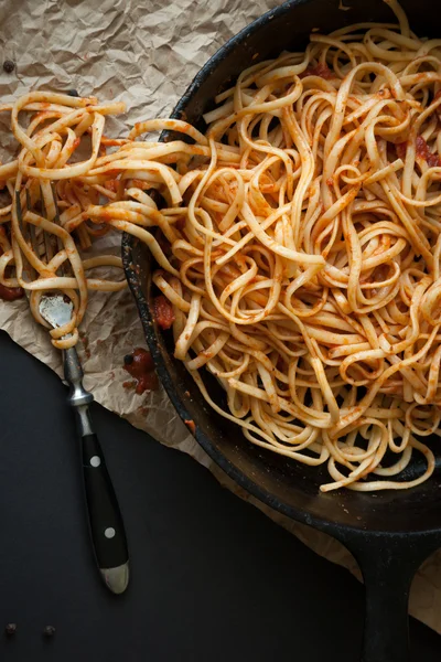 Linguine con salsa roja en una sartén de hierro fundido —  Fotos de Stock