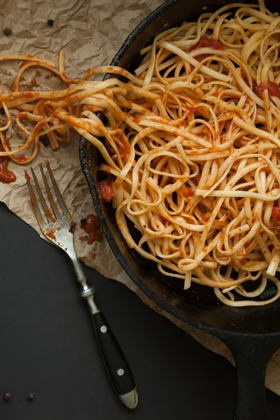 Linguine con salsa roja en una sartén de hierro fundido —  Fotos de Stock