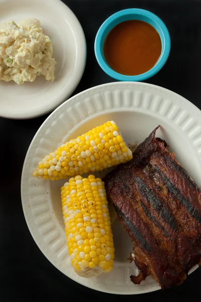 Côtes de porc barbecue avec salade de maïs et pommes de terre — Photo