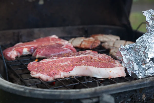 T-Bone Steaks sur le barbecue au charbon de bois — Photo