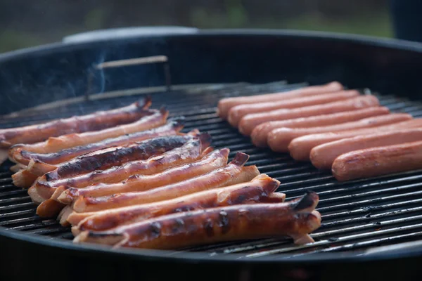 Hot dogs sur le gril — Photo