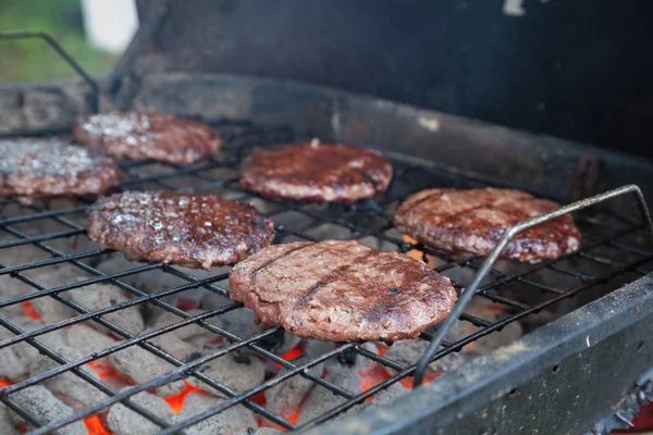 Burgers op de Grill — Stockfoto