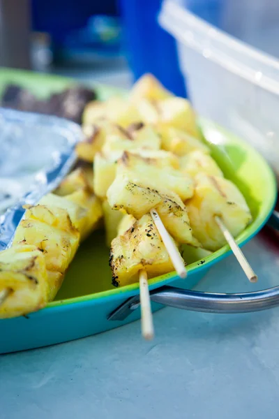 Kebabs à l'ananas fraîchement grillés — Photo