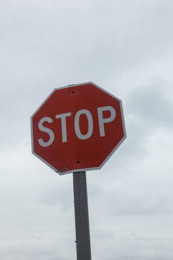 Dur işareti ile bulutlu gökyüzü