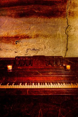 Dokulu bir kaplaması ile eski bir piyano