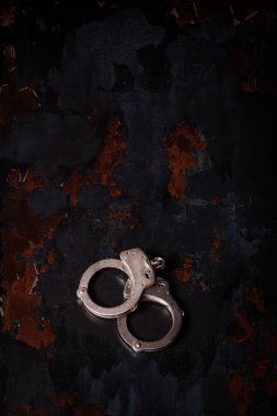 Rusty arka plan üzerinde kelepçe