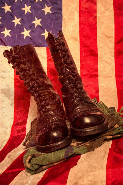 Stivali da combattimento vintage con bandiera — Foto Stock