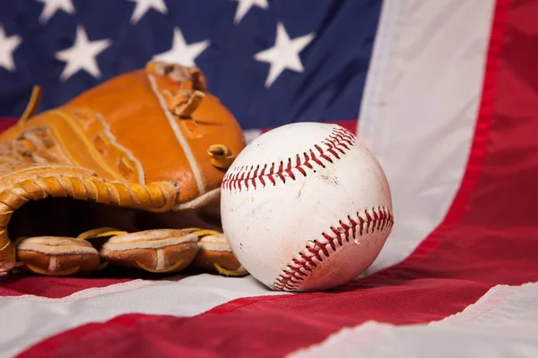Бейсбол и перчатка на флаге — стоковое фото