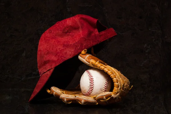 Guante de béisbol y pelota con gorra — Foto de Stock