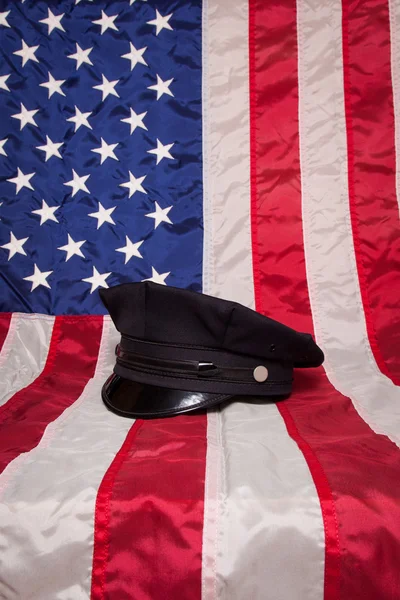 Sombrero de policía en la bandera — Foto de Stock