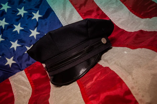 Sombrero de policía en la bandera — Foto de Stock