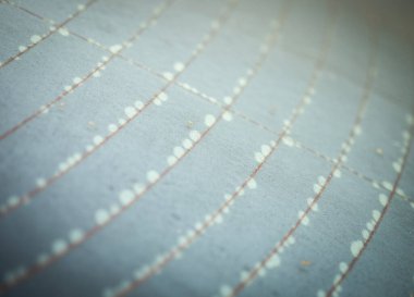 Arabanın arka camındaki su damlacıkları onu koruyacak bir film içerir ve filmin yaşlanmasından dolayı hava kabarcıkları oluşur..