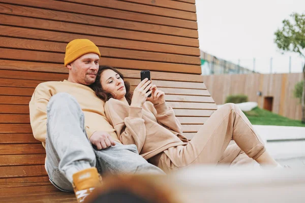 Élégant Jeune Couple Familial Amour Hipsters Utilisant Mobile Dans Parc — Photo