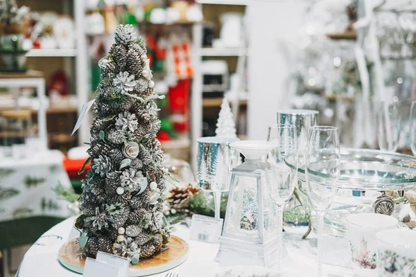 Schöne Weihnachtsdekoration Mit Künstlichem Weihnachtsbaum Haushaltswarengeschäft Weihnachtseinkäufe — Stockfoto