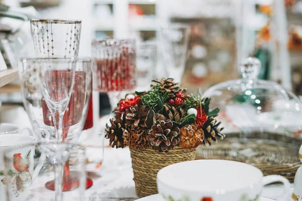 Schöne Weihnachtspost Mit Topf Mit Einer Komposition Aus Zapfen Haushaltswarengeschäft — Stockfoto