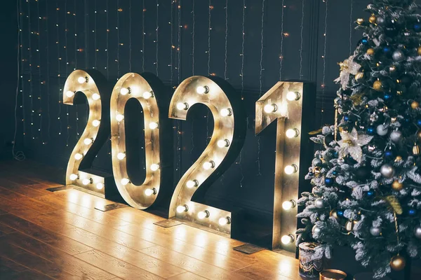 Gloeiende Nummers 2021 Een Donkere Muur Achtergrond Versierd Kerstboom Zilver — Stockfoto