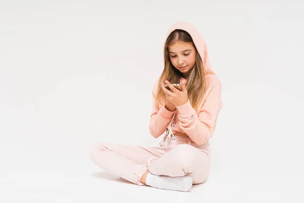 Χαριτωμένο Χαμογελαστό Έφηβος Κορίτσι Ροζ Κουκούλα Χρησιμοποιώντας Smartphone Απομονωμένο Λευκό — Φωτογραφία Αρχείου