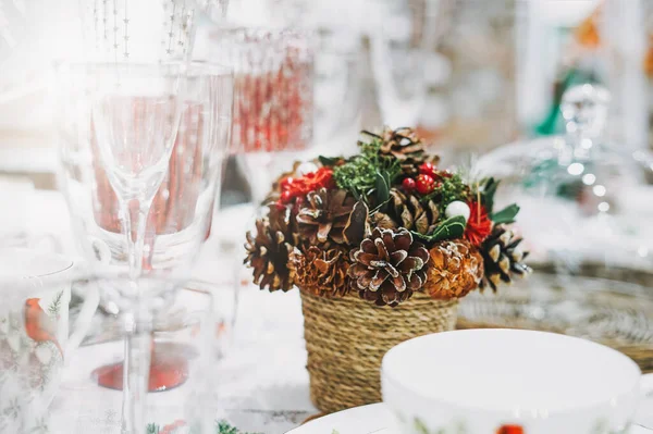 Schöne Weihnachtspost Mit Topf Mit Einer Komposition Aus Zapfen Haushaltswarengeschäft — Stockfoto