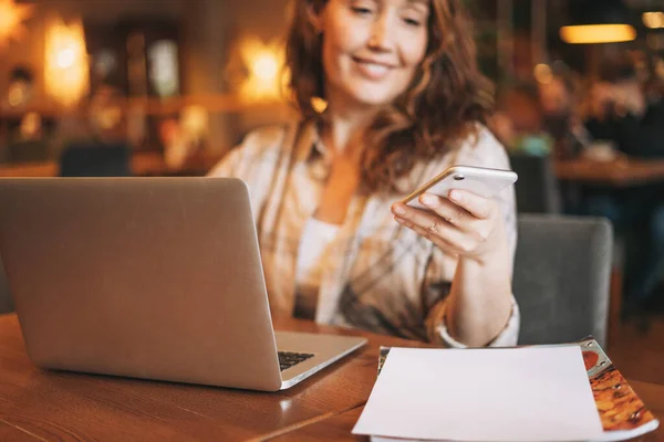 Adulto Encantador Morena Mulher Camisa Xadrez Trabalhando Com Laptop Usando — Fotografia de Stock