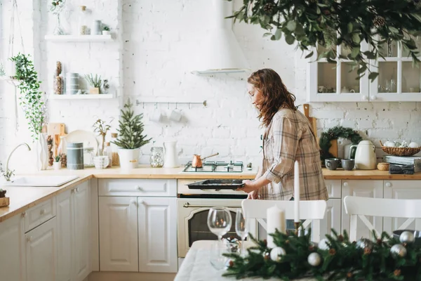 Aantrekkelijke Glimlachende Vrouw Met Krullend Haar Geruite Shirt Bakt Koekjes — Stockfoto