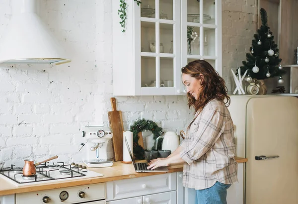 Aantrekkelijke Glimlachende Vrouw Met Krullend Haar Geruit Shirt Met Laptop — Stockfoto