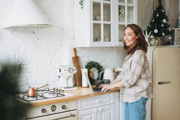 Attractive Smiling Woman Curly Hair Plaid Shirt Laptop Window Bright — Stock Photo, Image