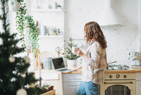 Aantrekkelijke Glimlachende Vrouw Met Krullend Haar Geruit Shirt Met Laptop — Stockfoto