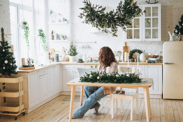 Attractive Smiling Woman Curly Hair Plaid Shirt Laptop Bright Kitchen — Stock Photo, Image