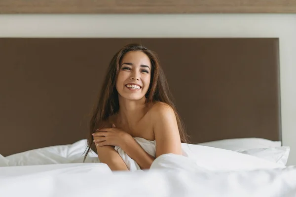 Mooie Jonge Aziatische Vrouw Met Lang Haar Bed Met Witte — Stockfoto
