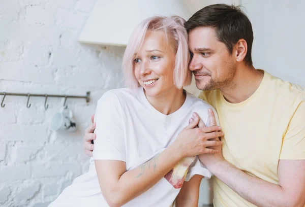 Joven Hermosa Pareja Feliz Familia Divirtiéndose Cocina Luminosa Casa — Foto de Stock