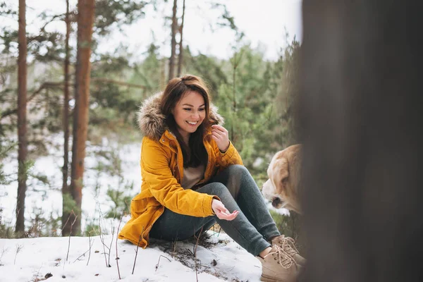 Mladá Usměvavá Žena Žluté Bundě Velkým Laskavým Bílým Psem Labradorem — Stock fotografie