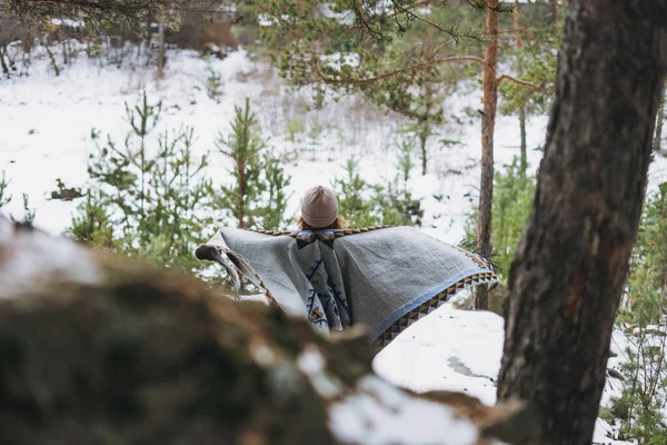 Mladá Brunetka Krásná Žena Klobouku Šedé Pončo Procházky Zimním Lese — Stock fotografie