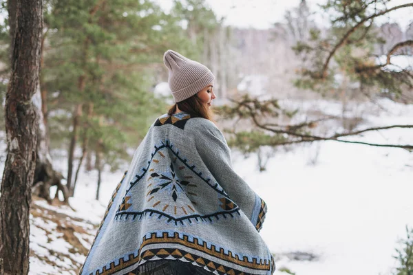 Ung Brunett Vacker Kvinna Hatt Och Grå Poncho Promenader Vinterskogen — Stockfoto