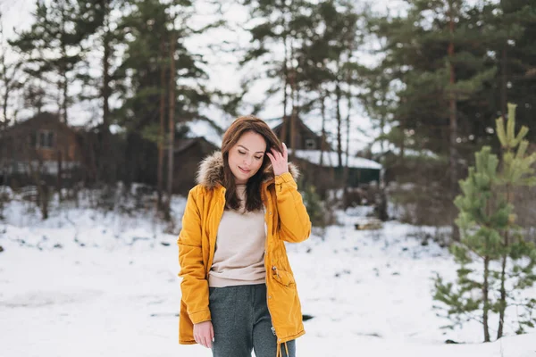 Портрет Молодой Улыбающейся Красивой Женщины Желтой Куртке Гуляющей Зимнему Лесу — стоковое фото