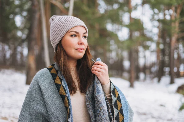 Портрет Юной Брюнетки Красивой Женщины Шляпе Сером Пончо Зимнем Лесу — стоковое фото