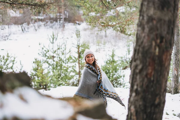 Giovane Bruna Bella Donna Cappello Poncho Grigio Nella Foresta Invernale — Foto Stock