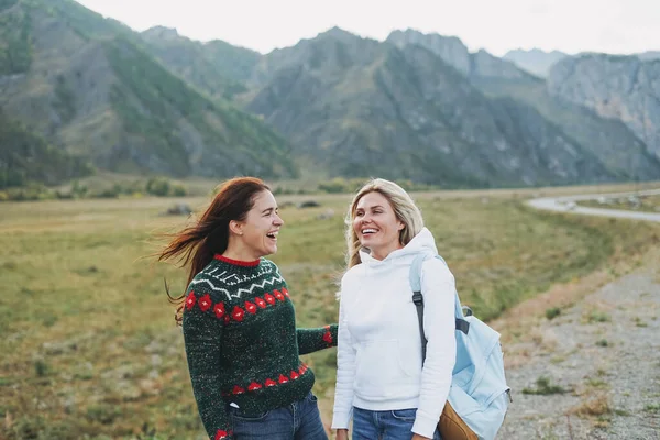 Ευτυχισμένες Νεαρές Γυναίκες Ταξιδιώτες Στο Δρόμο Ενάντια Στο Όμορφο Ορεινό — Φωτογραφία Αρχείου