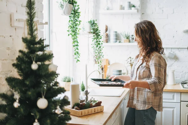 Aantrekkelijke Glimlachende Vrouw Met Krullend Haar Geruite Shirt Bakt Koekjes — Stockfoto