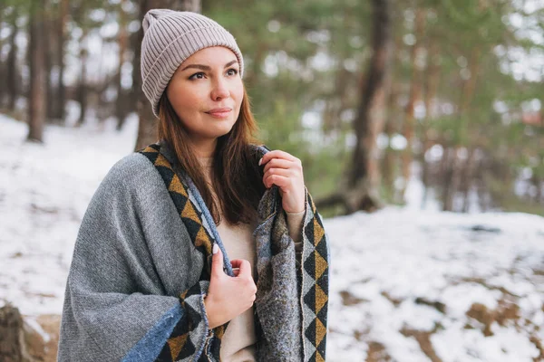 Retrato Joven Morena Hermosa Mujer Sombrero Poncho Gris Bosque Invierno — Foto de Stock