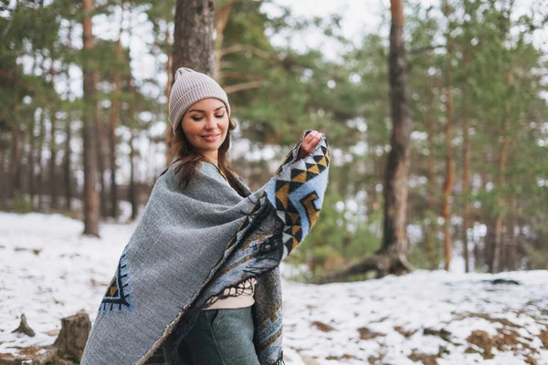 Портрет Юной Брюнетки Красивой Женщины Шляпе Сером Пончо Зимнем Лесу — стоковое фото
